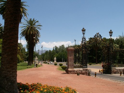 <i>la porte de l'entre du parc du General San Martin ,pre de la patrie et librateur de l'Argentine,du Chili et du Prou</i>