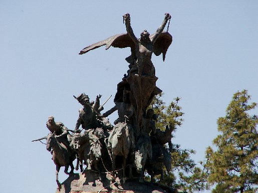 <i>vue rapproche du monument sur la colline de Mendoza</i>