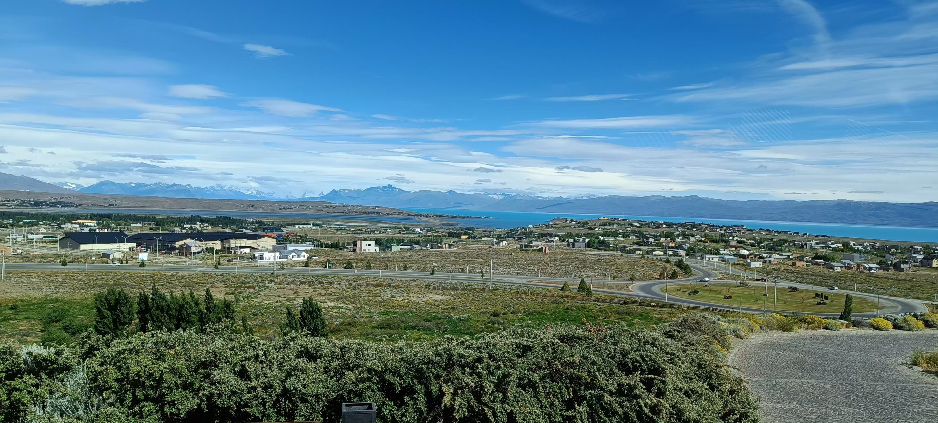 Magnifique paysage patagon avec des montagnes enneigées et un lac turquoise